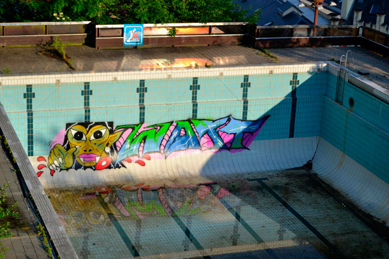 Graffiti přímo v bazénu znovu oživilo diskuzi o budoucnosti areálu. – Foto: Filip Harzer, Zdroj: Český rozhlas
