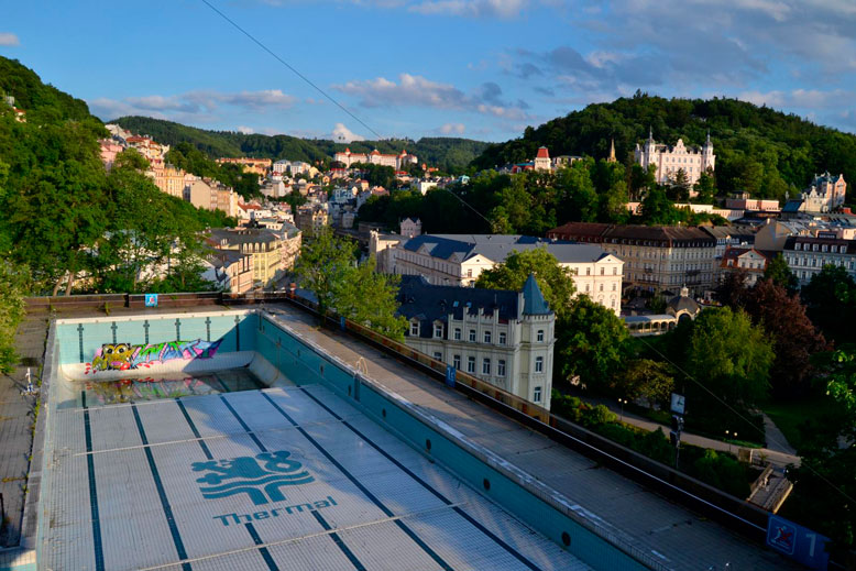 Bazén je vypuštěný od začátku roku 2016. Výhled je z něj i na několik karlovarských kolonád. – Foto: Filip Harzer, Zdroj: Český rozhlas