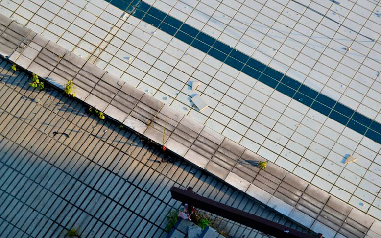 Odpadávající kachlíky, špína a odpadky - tak nyní vypadá bazén, který před lety k návštěvě lákal tisíce plavců. – Foto: Filip Harzer, Zdroj: Český rozhlas